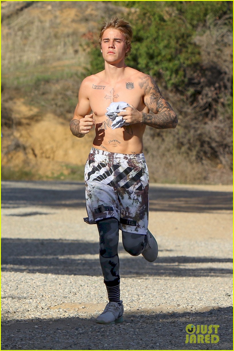 justin bieber goes shirtless for afternoon jog 31