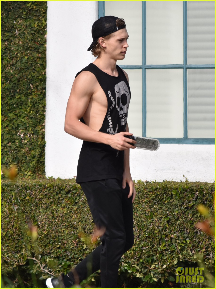 austin butler flexes his muscles outside the gym 01