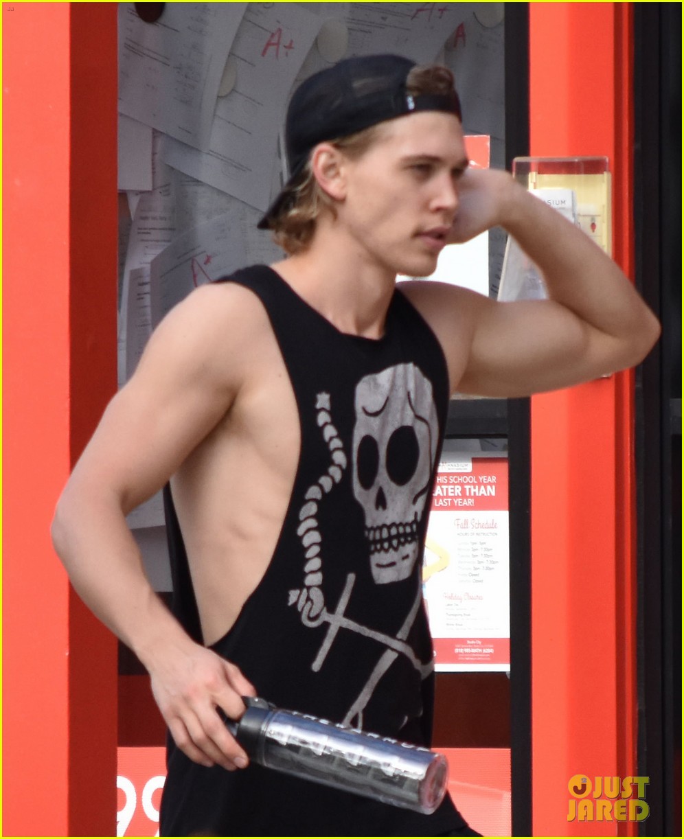 austin butler flexes his muscles outside the gym 02