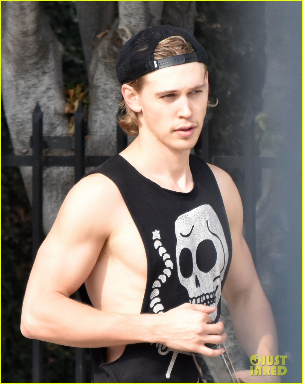 austin butler flexes his muscles outside the gym 03