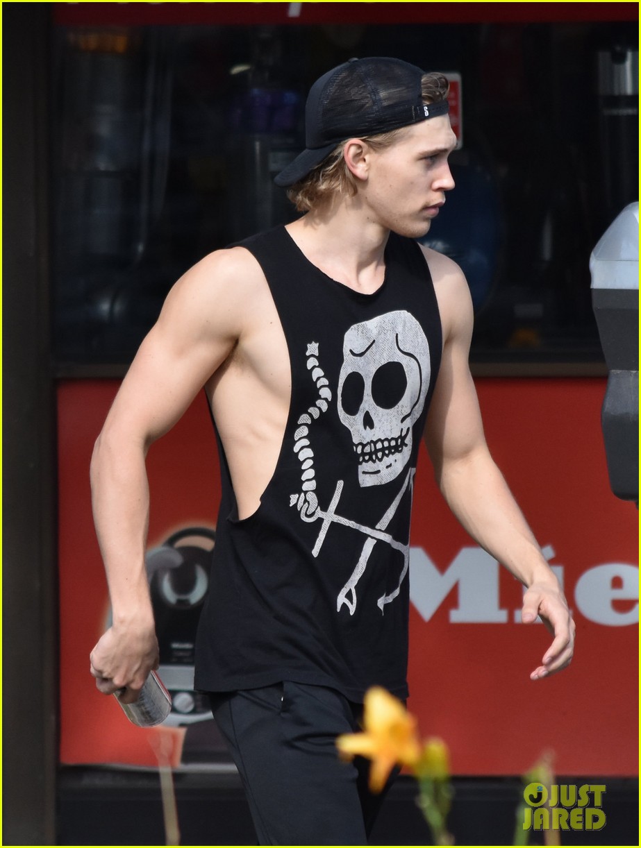 austin butler flexes his muscles outside the gym 04