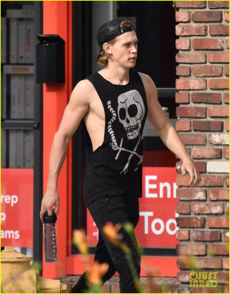 austin butler flexes his muscles outside the gym 06