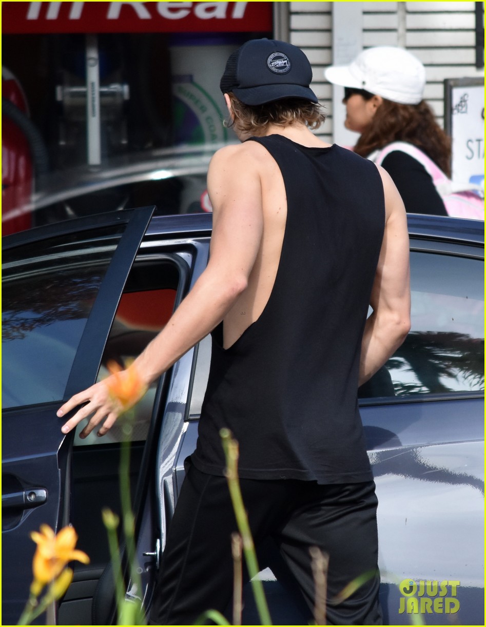 austin butler flexes his muscles outside the gym 07