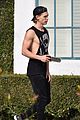 austin butler flexes his muscles outside the gym 01
