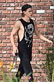 austin butler flexes his muscles outside the gym 05