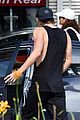 austin butler flexes his muscles outside the gym 07