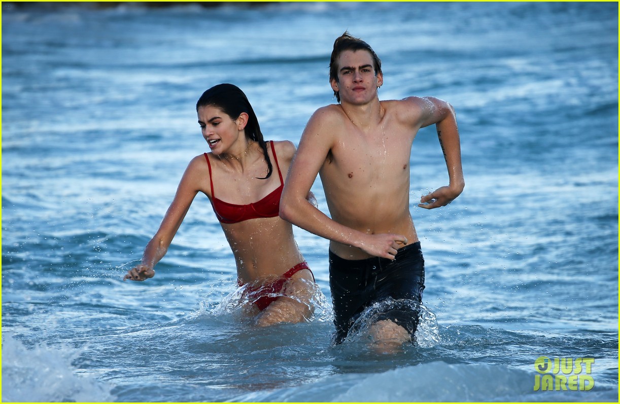 cindy crawford family spend christmas at beach 03