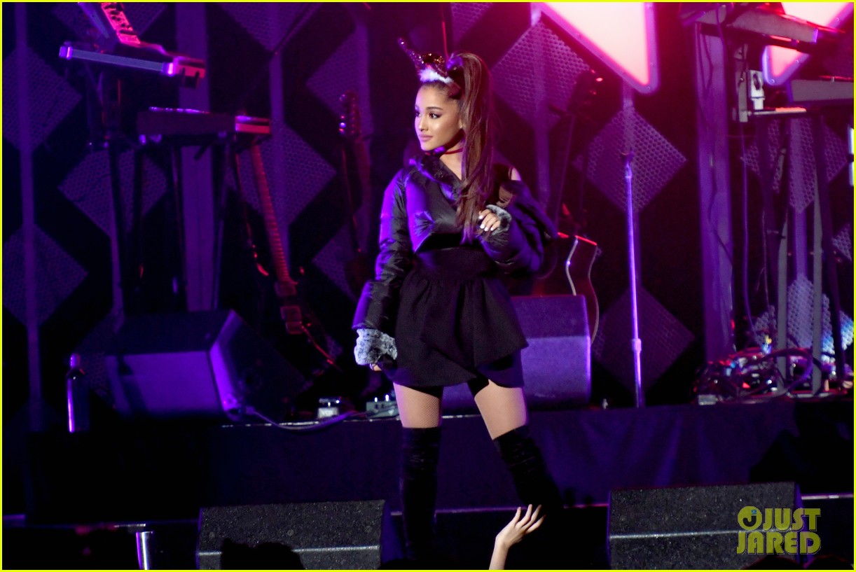 ariana grande dnce rock out at jingle ball 15