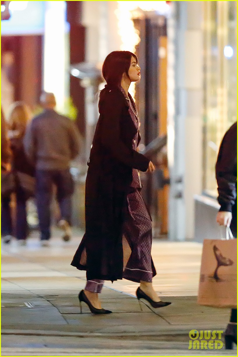selena gomez stuns while steppping out for dinner 13