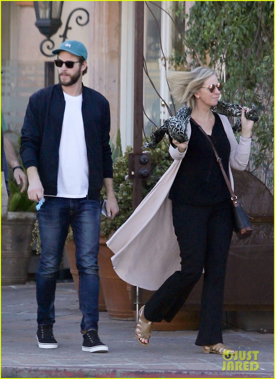 liam hemsworth enjoys lunch with his parents in malibu 01