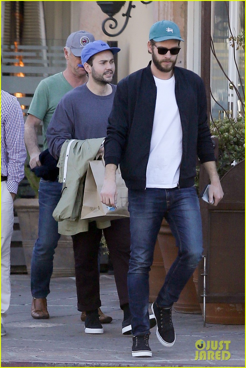 liam hemsworth enjoys lunch with his parents in malibu 08