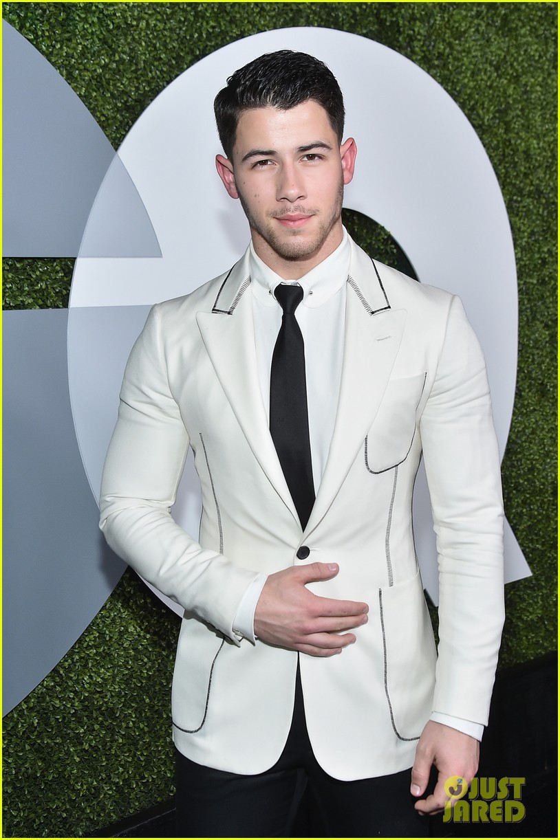nick jonas shows off his ripoed arms in hot snapchat pics 05