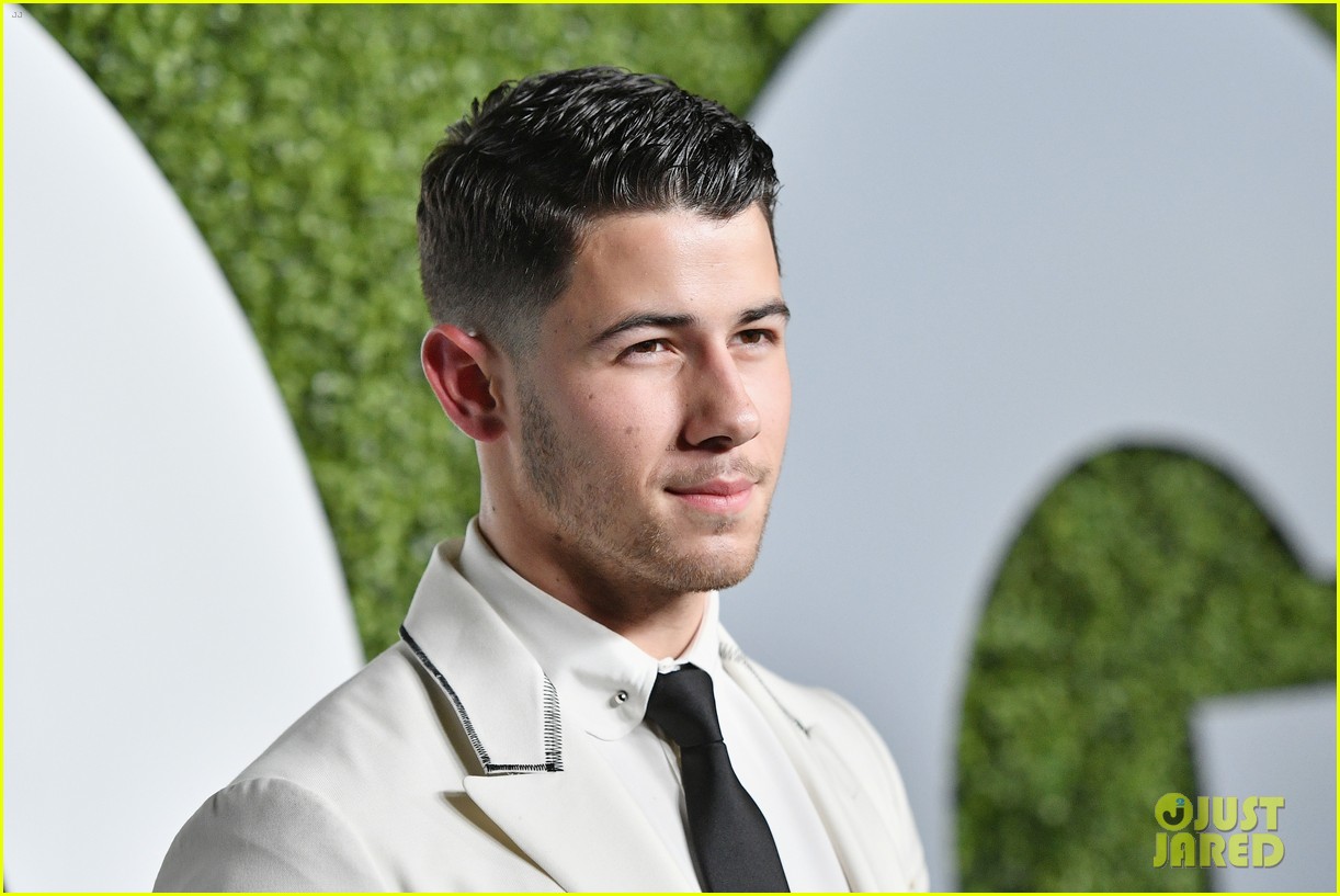 nick jonas shows off his ripoed arms in hot snapchat pics 06