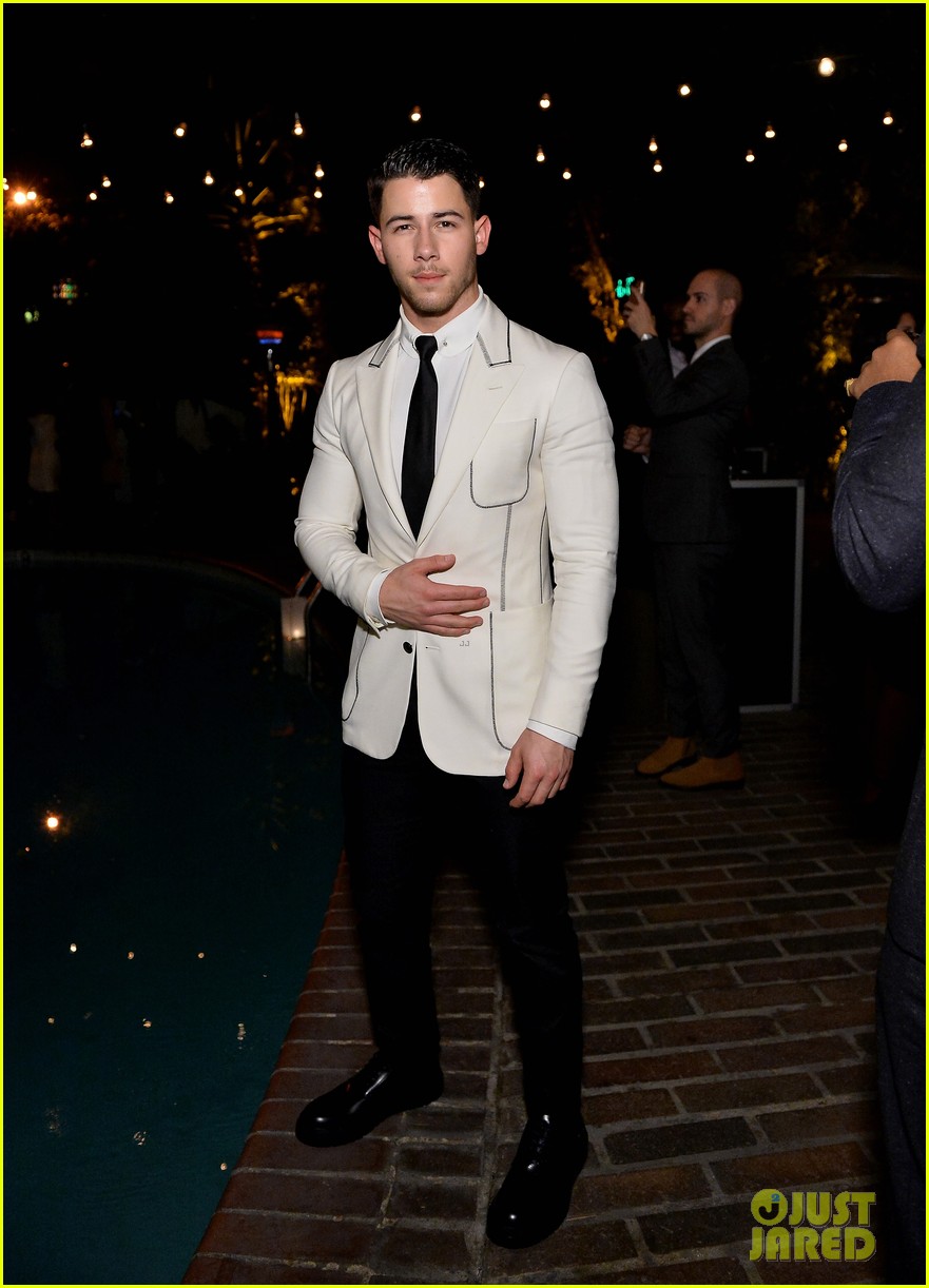 nick jonas shows off his ripoed arms in hot snapchat pics 18