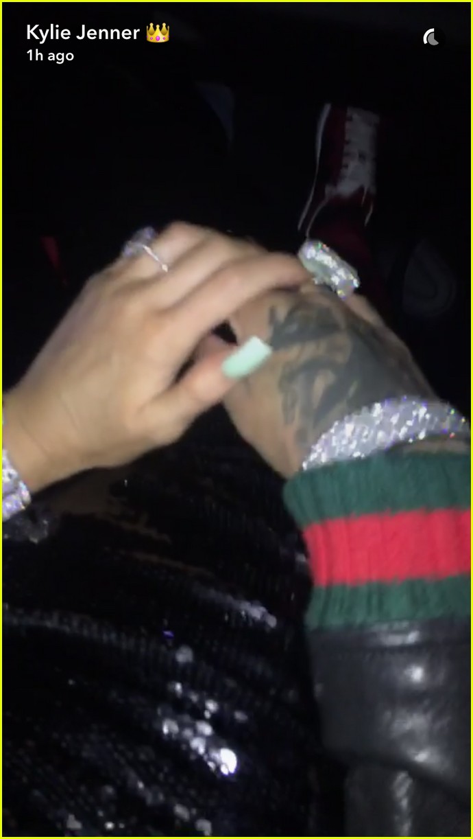 kylie jenner gets stunning diamond necklace from tyga for christmas 02