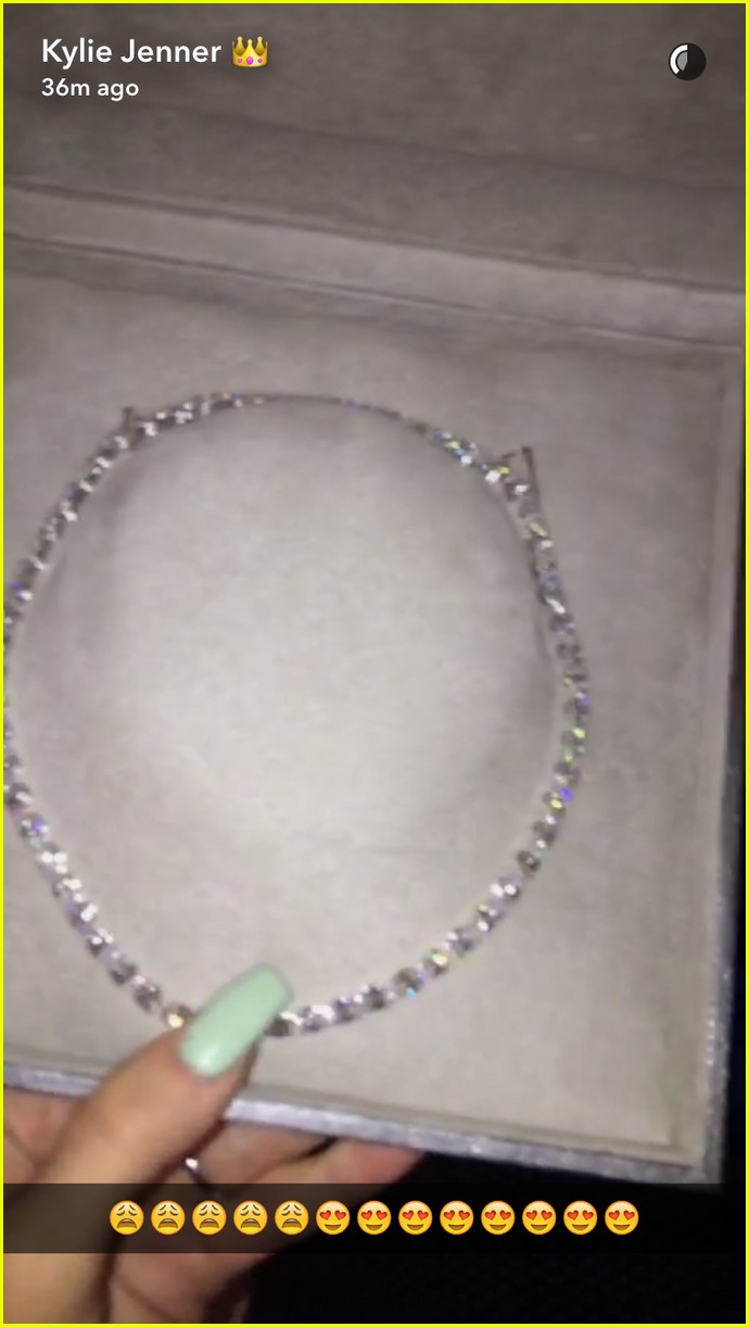 kylie jenner gets stunning diamond necklace from tyga for christmas 04
