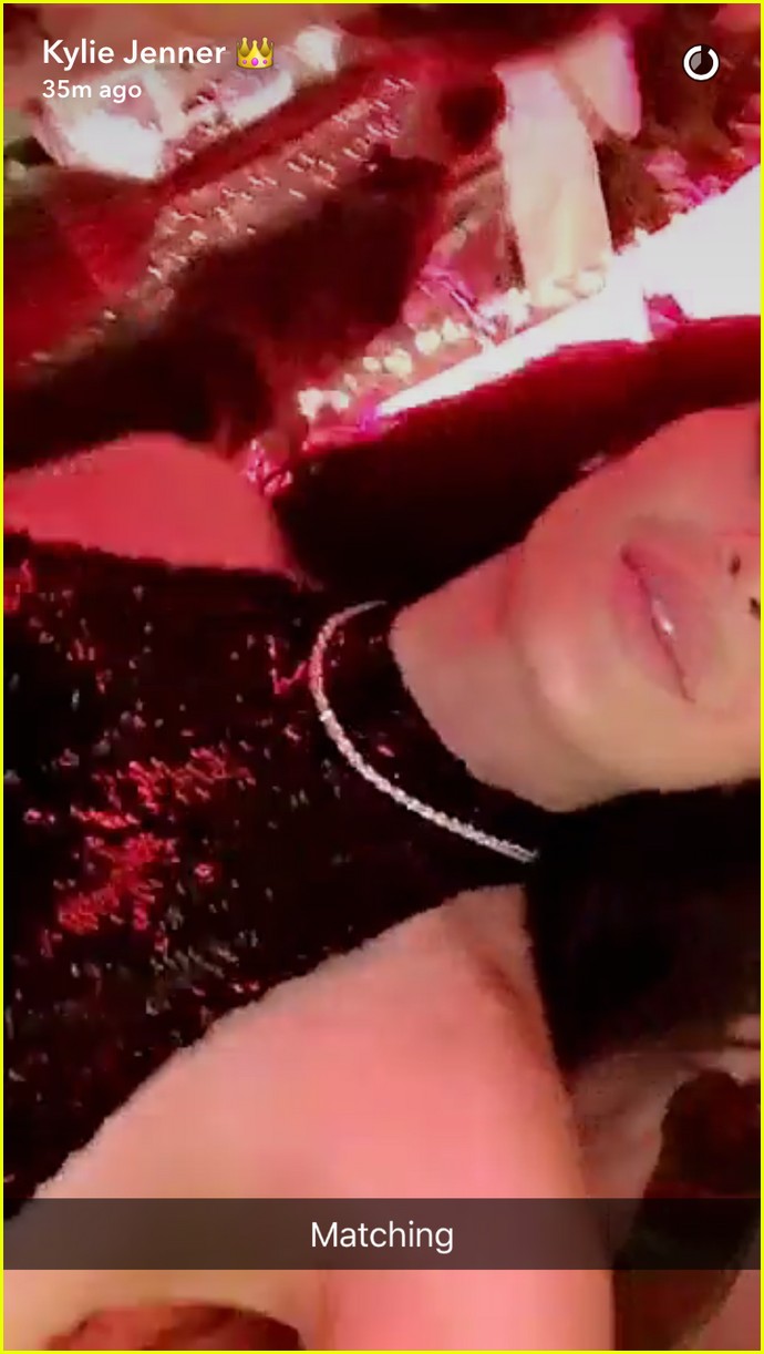 kylie jenner gets stunning diamond necklace from tyga for christmas 05