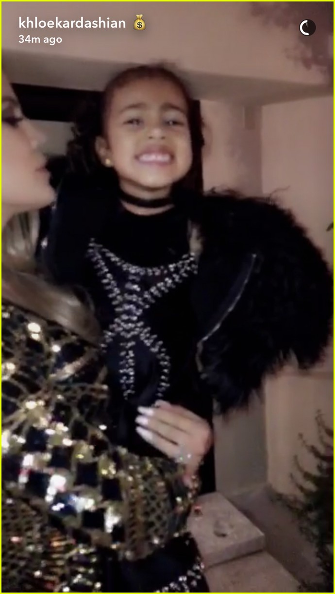 kylie jenner gets stunning diamond necklace from tyga for christmas 09
