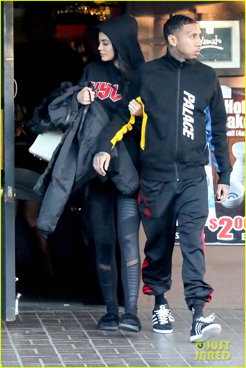 kylie jenner tyga go on sushi date after kylie surprises assistant 02