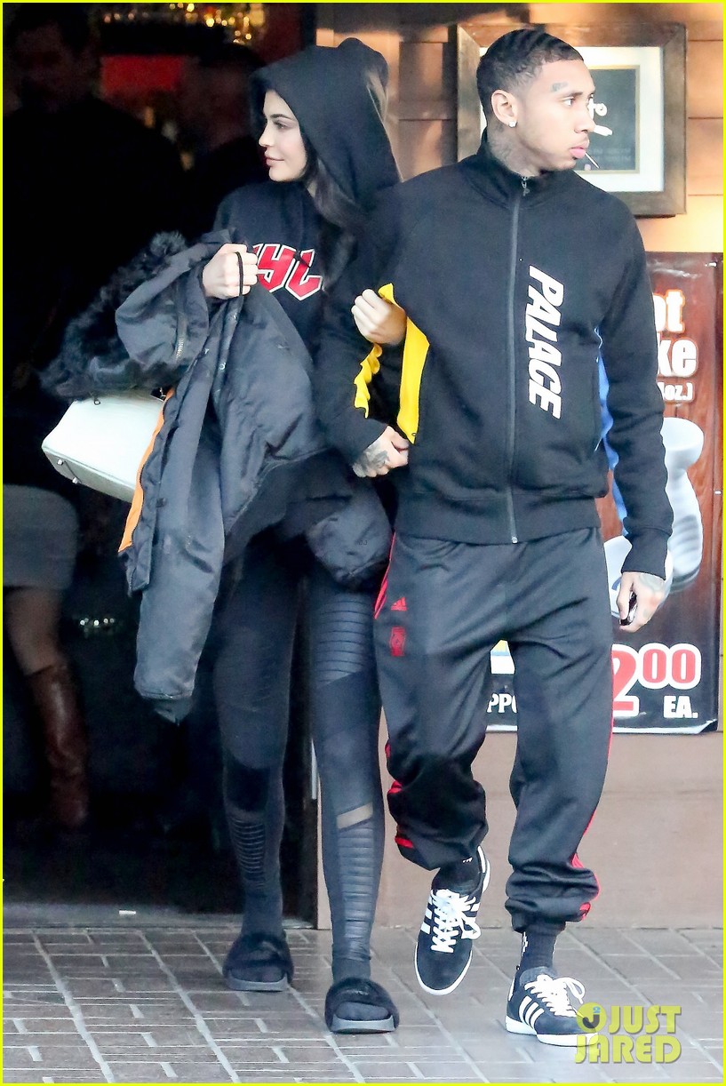 kylie jenner tyga go on sushi date after kylie surprises assistant 04