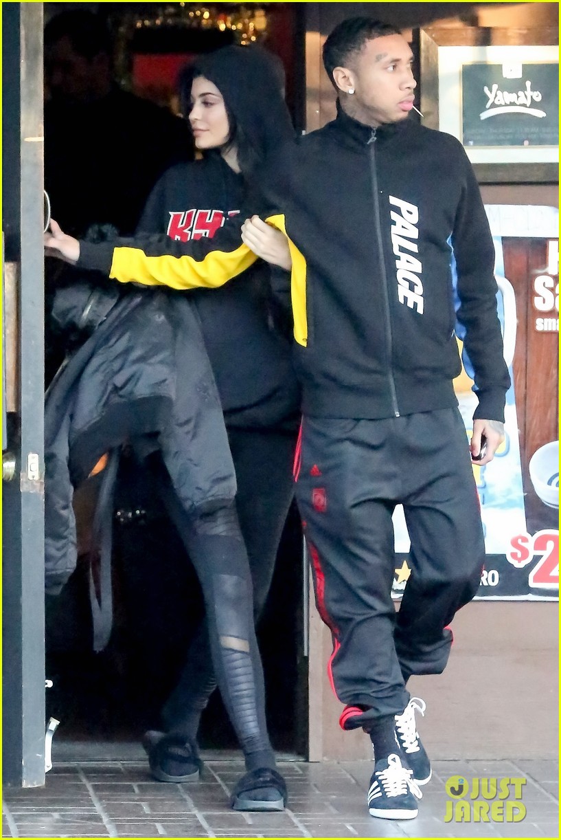 kylie jenner tyga go on sushi date after kylie surprises assistant 05