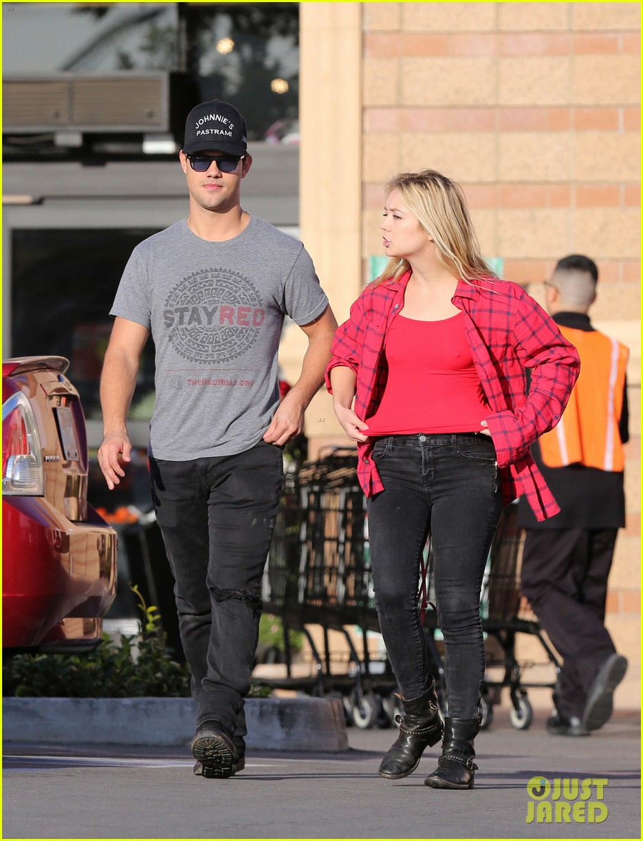 taylor lautner and billie lourd make first public appearance after sharing a kiss 02