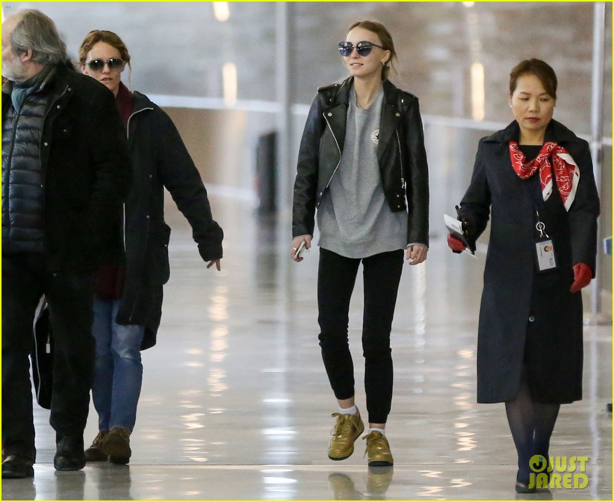 lily rose depp is home for the holidays 05