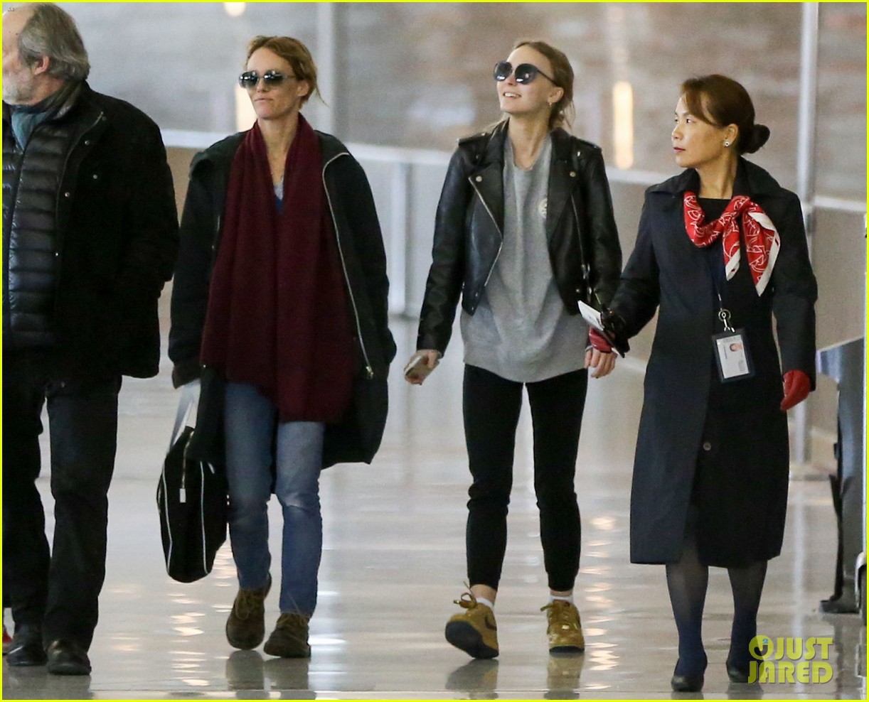 lily rose depp is home for the holidays 06