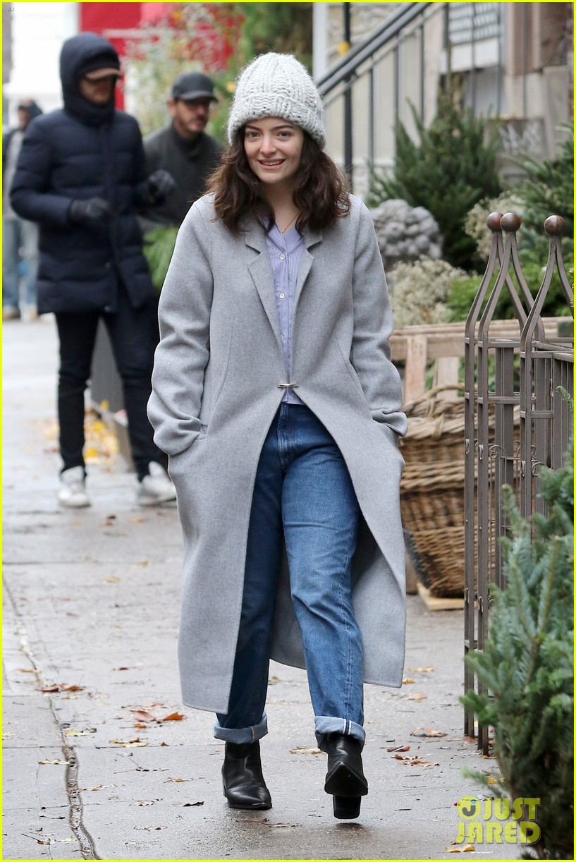 lorde continues working on her album in NYC 02