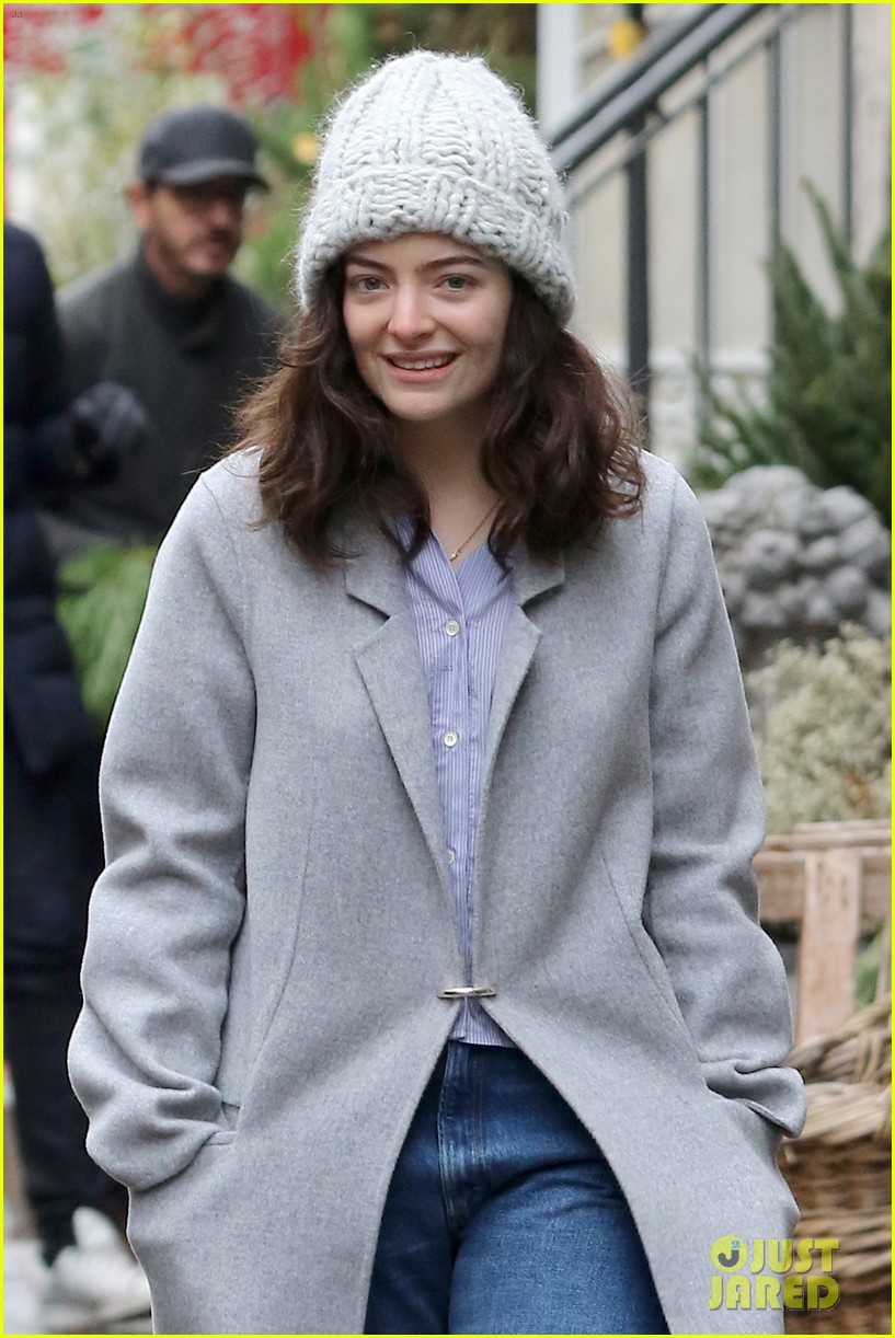 lorde continues working on her album in NYC 03
