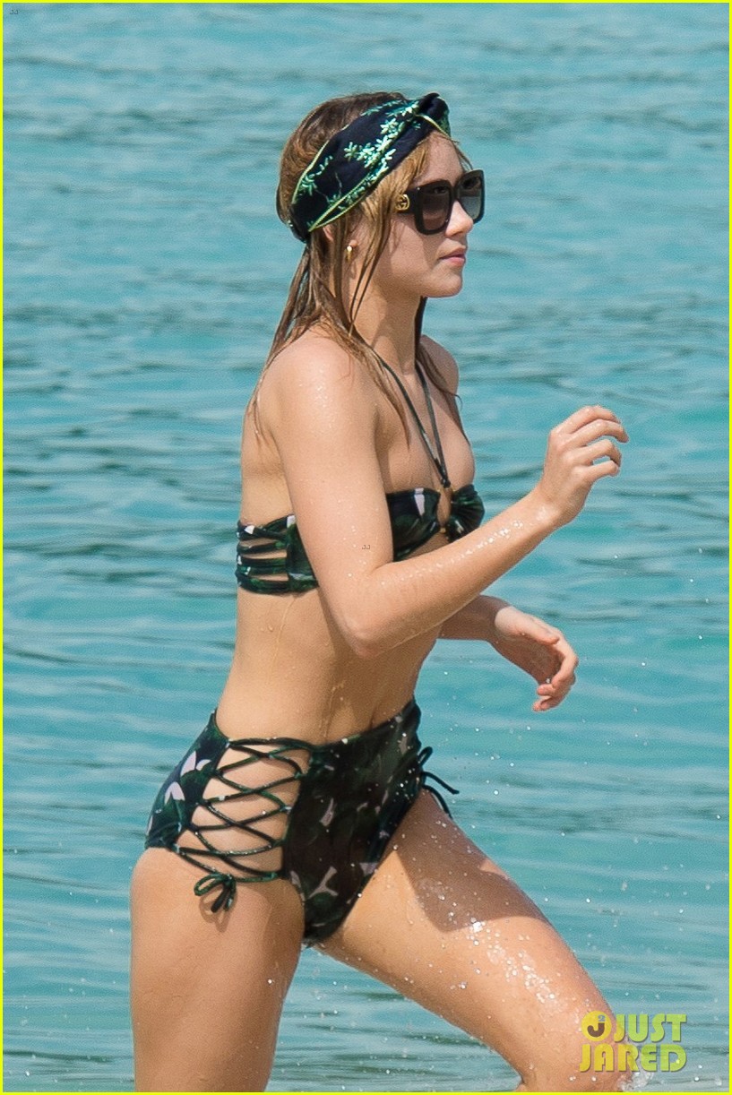 suki waterhouse vacations in barbados with family 03