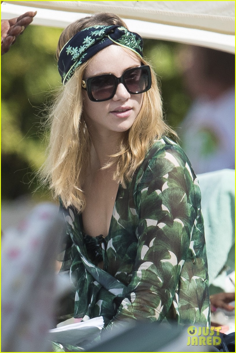 suki waterhouse vacations in barbados with family 07