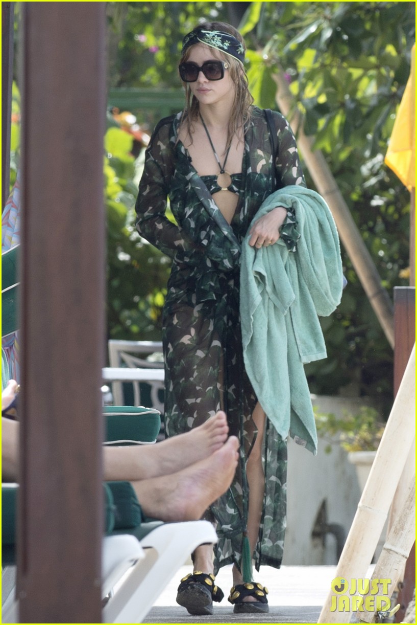 suki waterhouse vacations in barbados with family 15