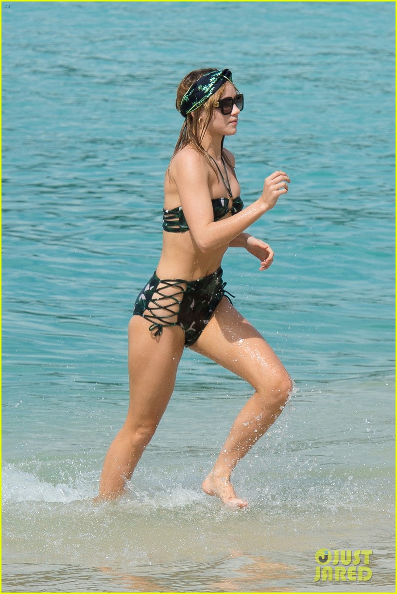suki waterhouse vacations in barbados with family 30
