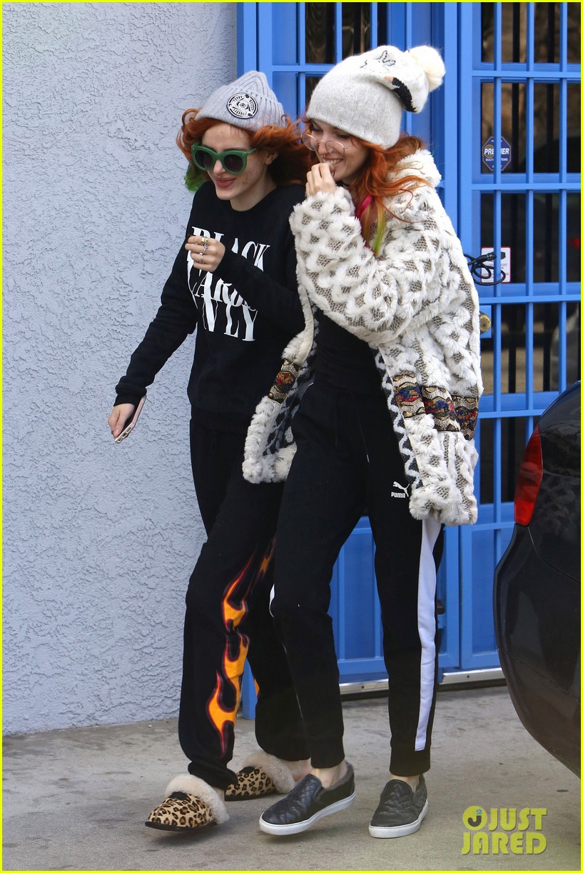 bella thorne spends christmas eve with her sister 07