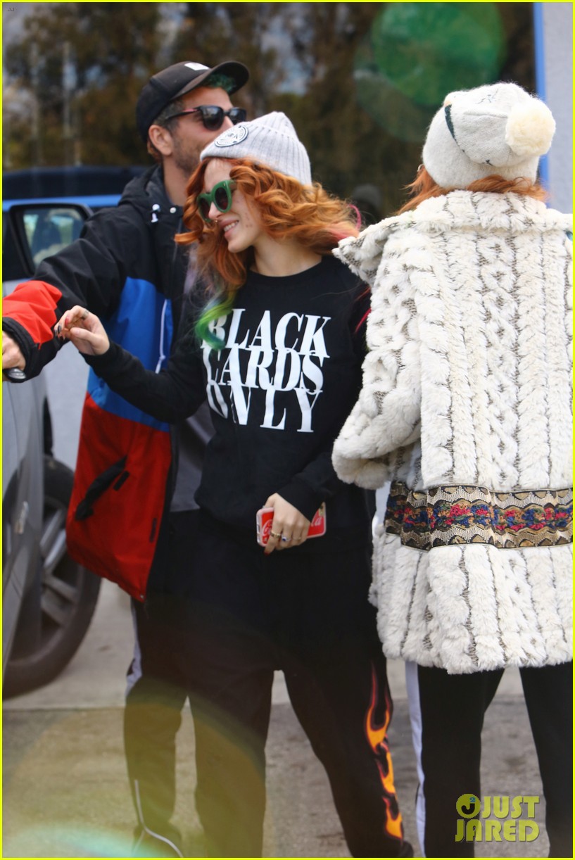 bella thorne spends christmas eve with her sister 11