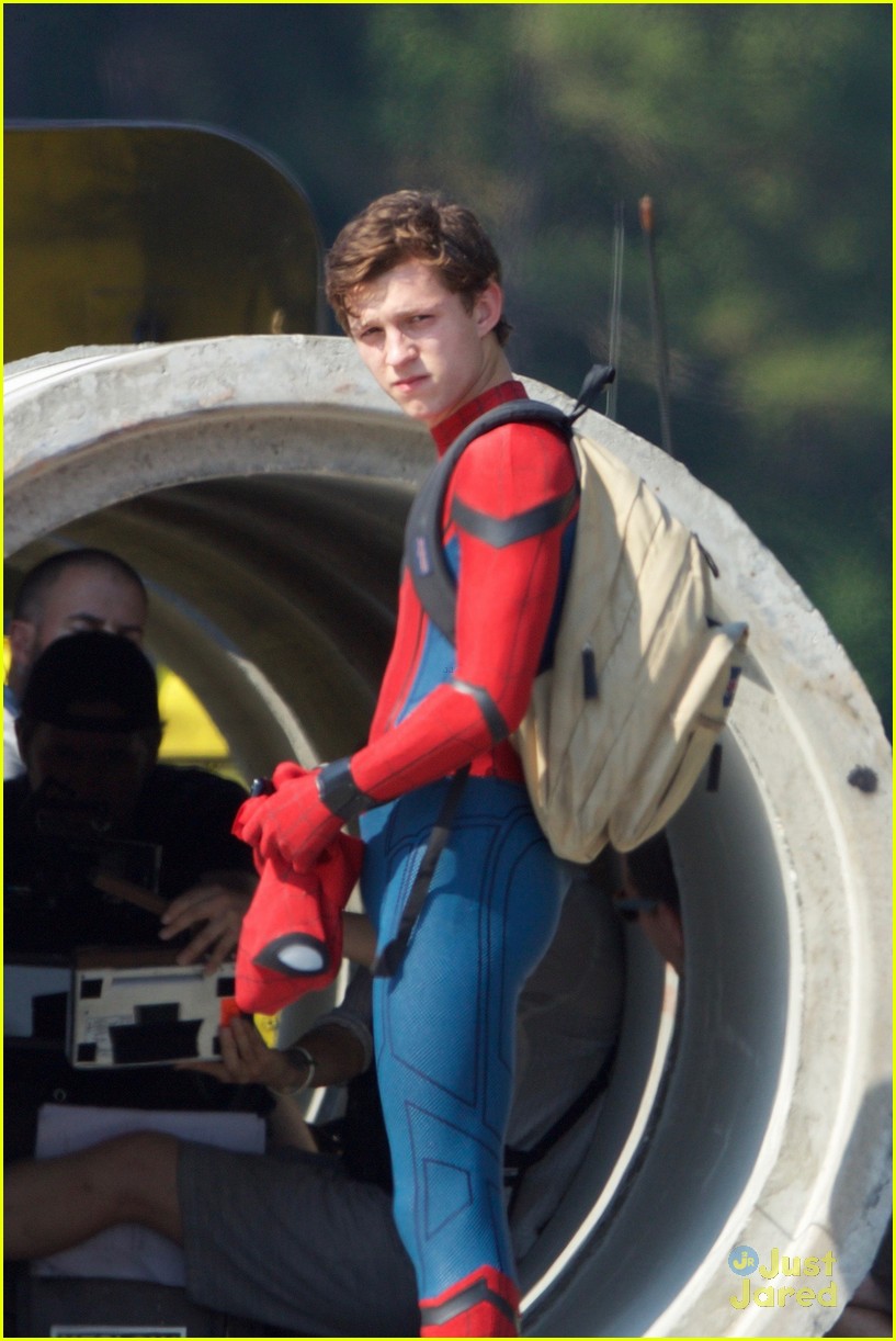 tom holland spider man homecoming suit 01