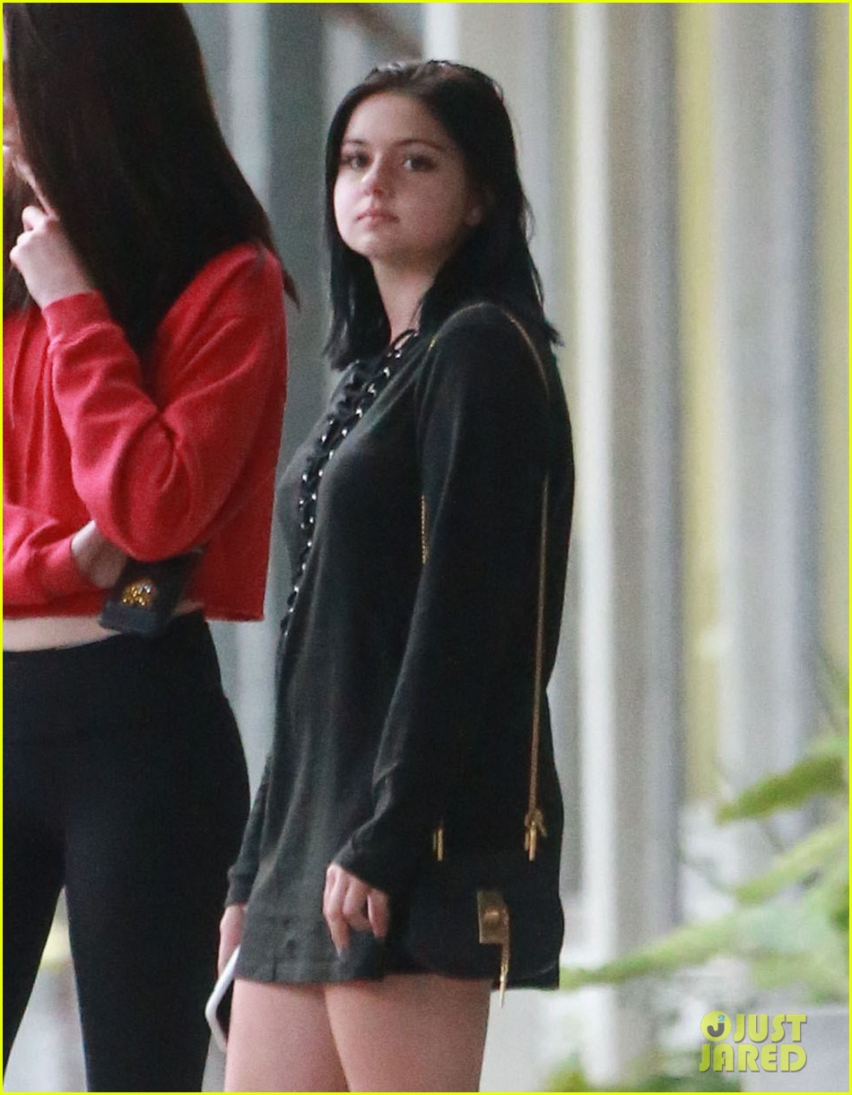 ariel winter gives a shout out to fake friends on twitter 03