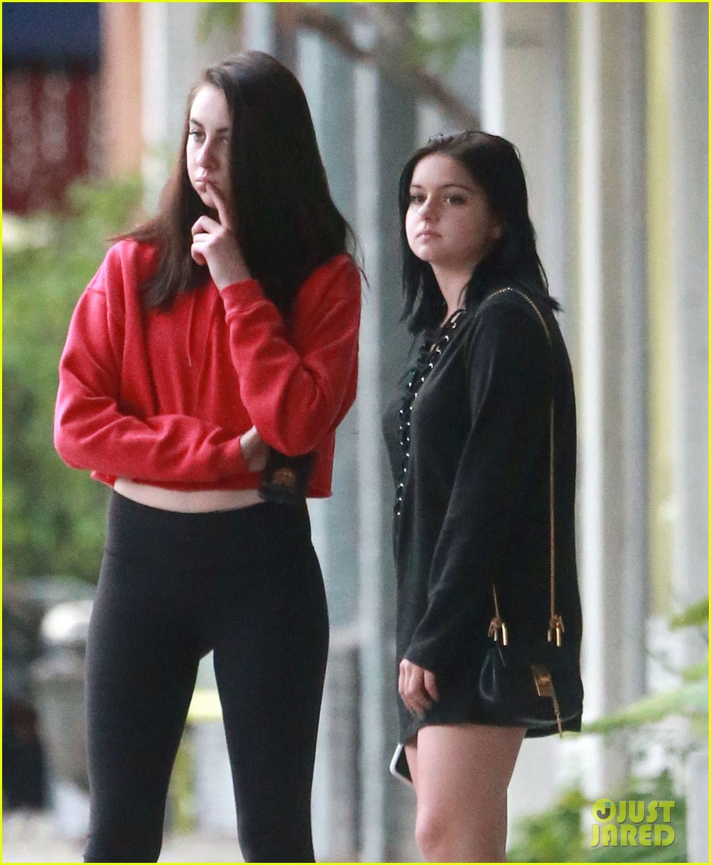 ariel winter gives a shout out to fake friends on twitter 05