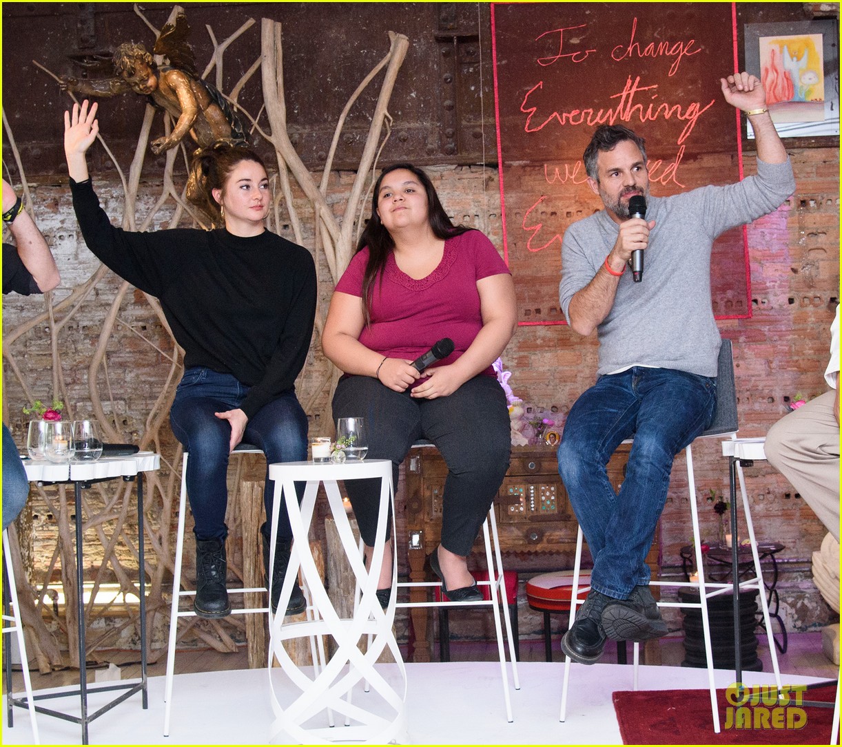 shailene woodley and mark ruffalo join forces at standing with standing rock benefit 02