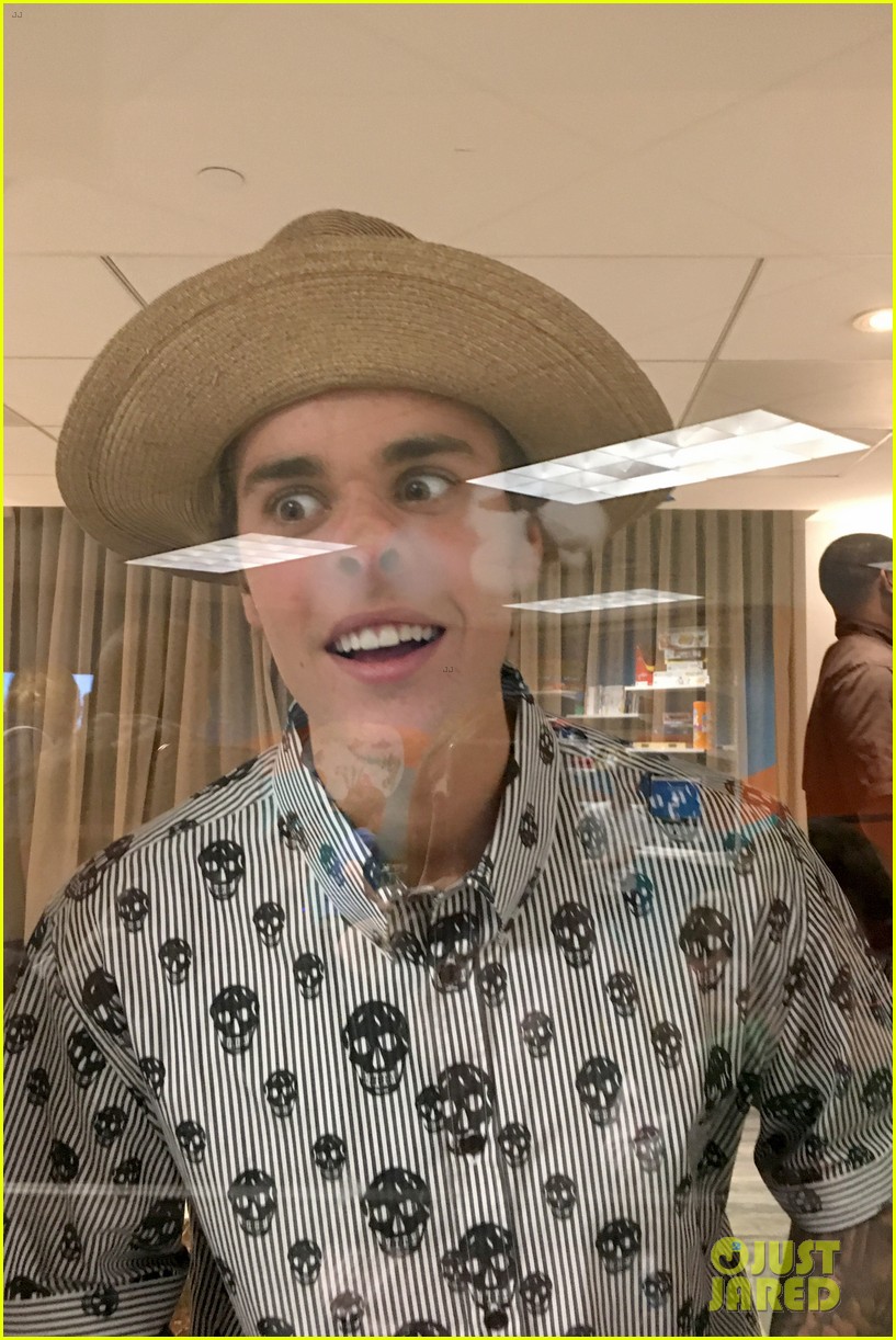 justin bieber makes funny faces for kids at a day care 01
