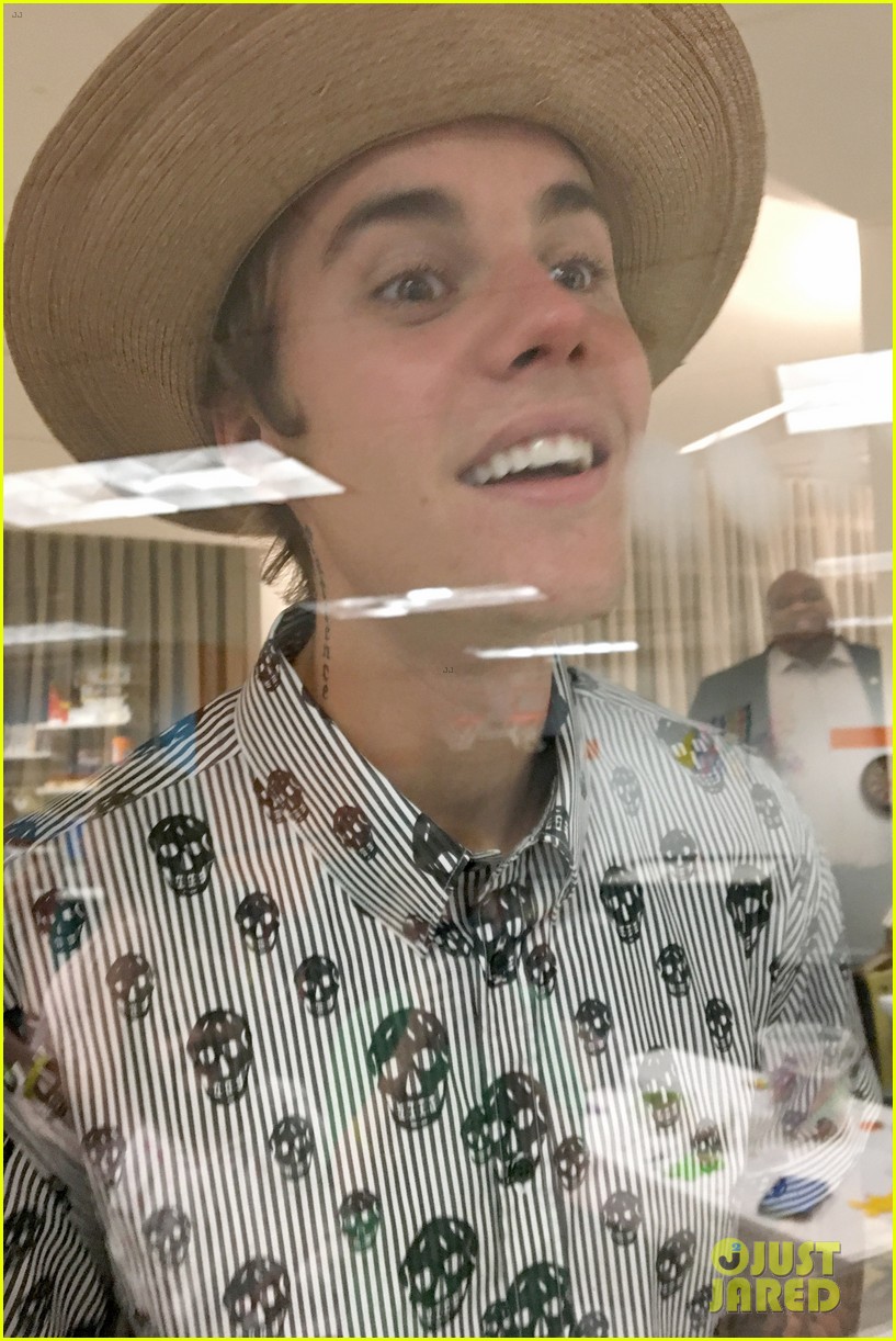 justin bieber makes funny faces for kids at a day care 03