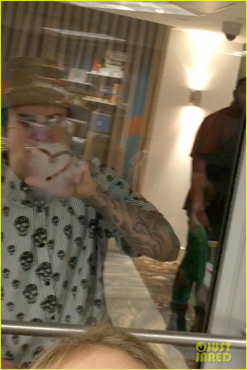 justin bieber makes funny faces for kids at a day care 04