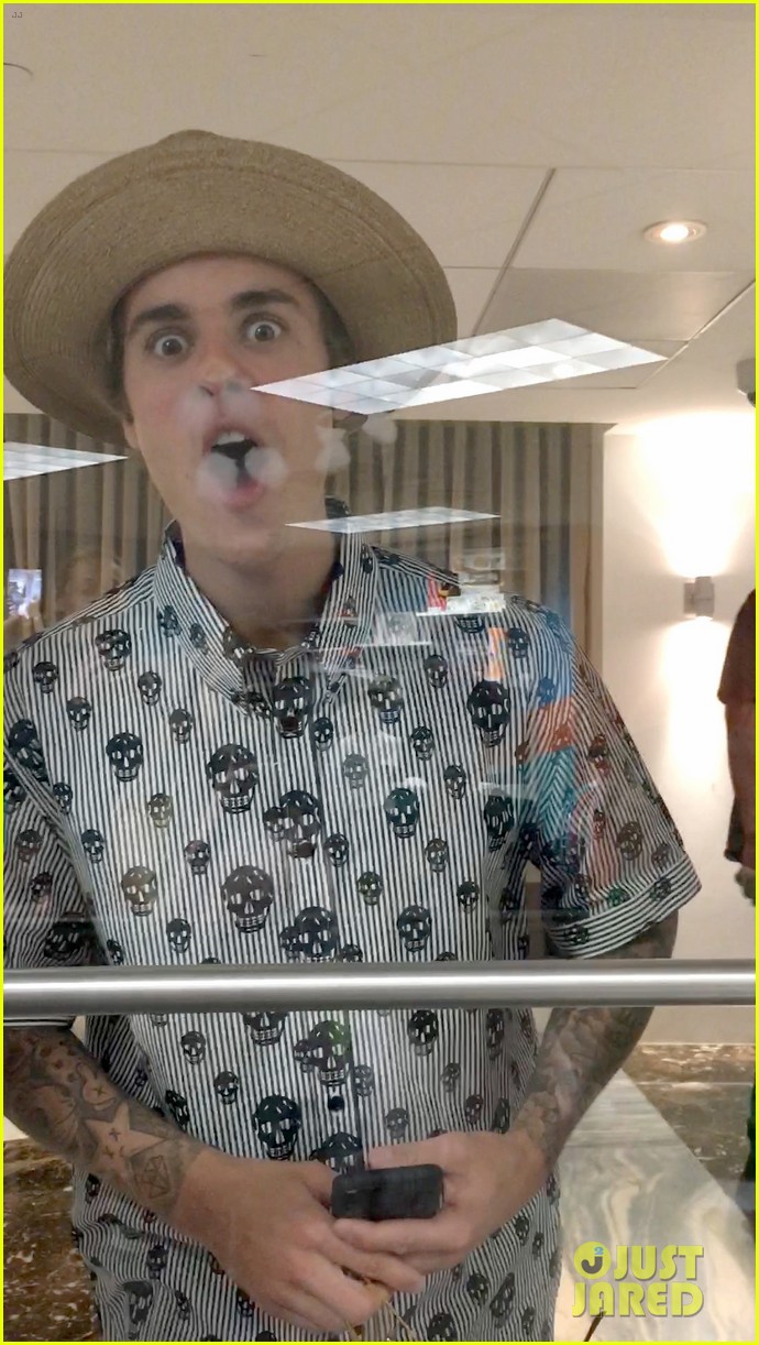 justin bieber makes funny faces for kids at a day care 06