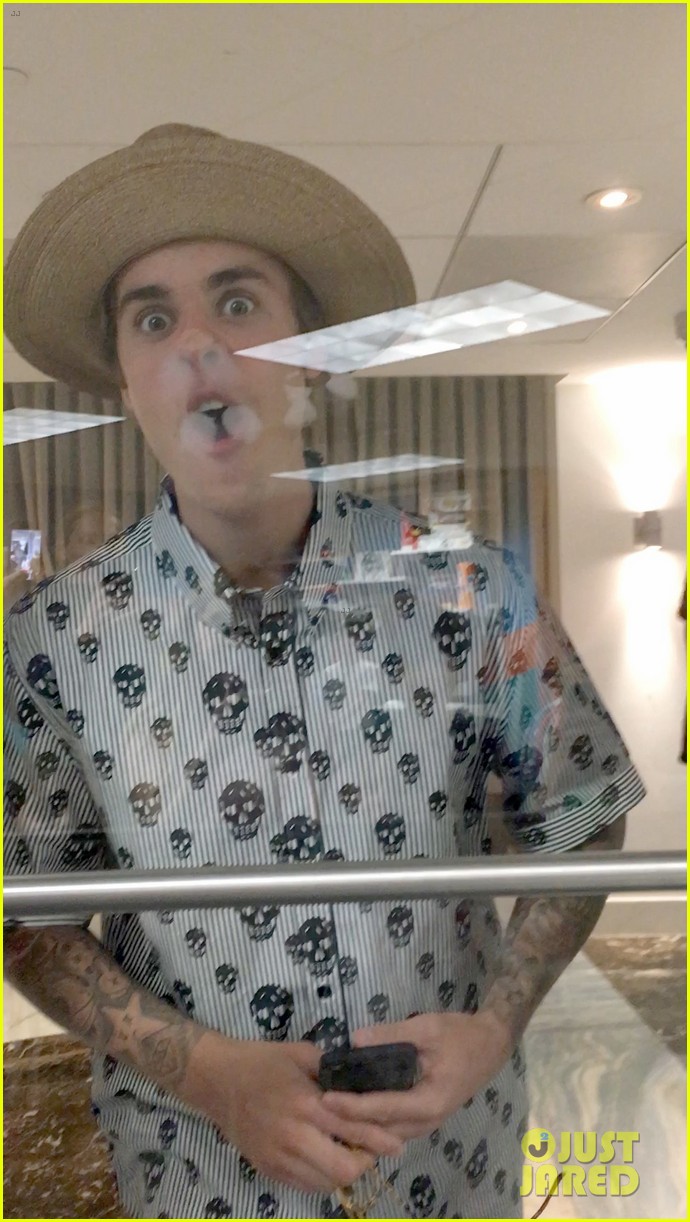 justin bieber makes funny faces for kids at a day care 08