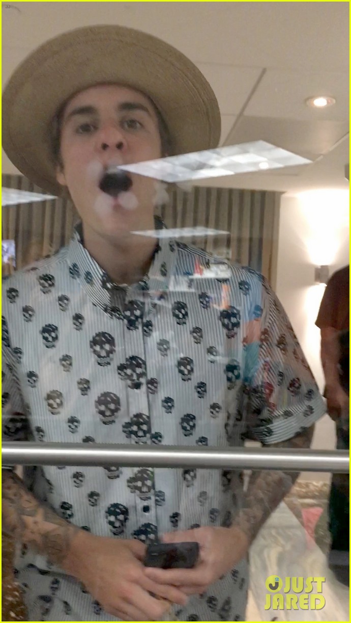 justin bieber makes funny faces for kids at a day care 09