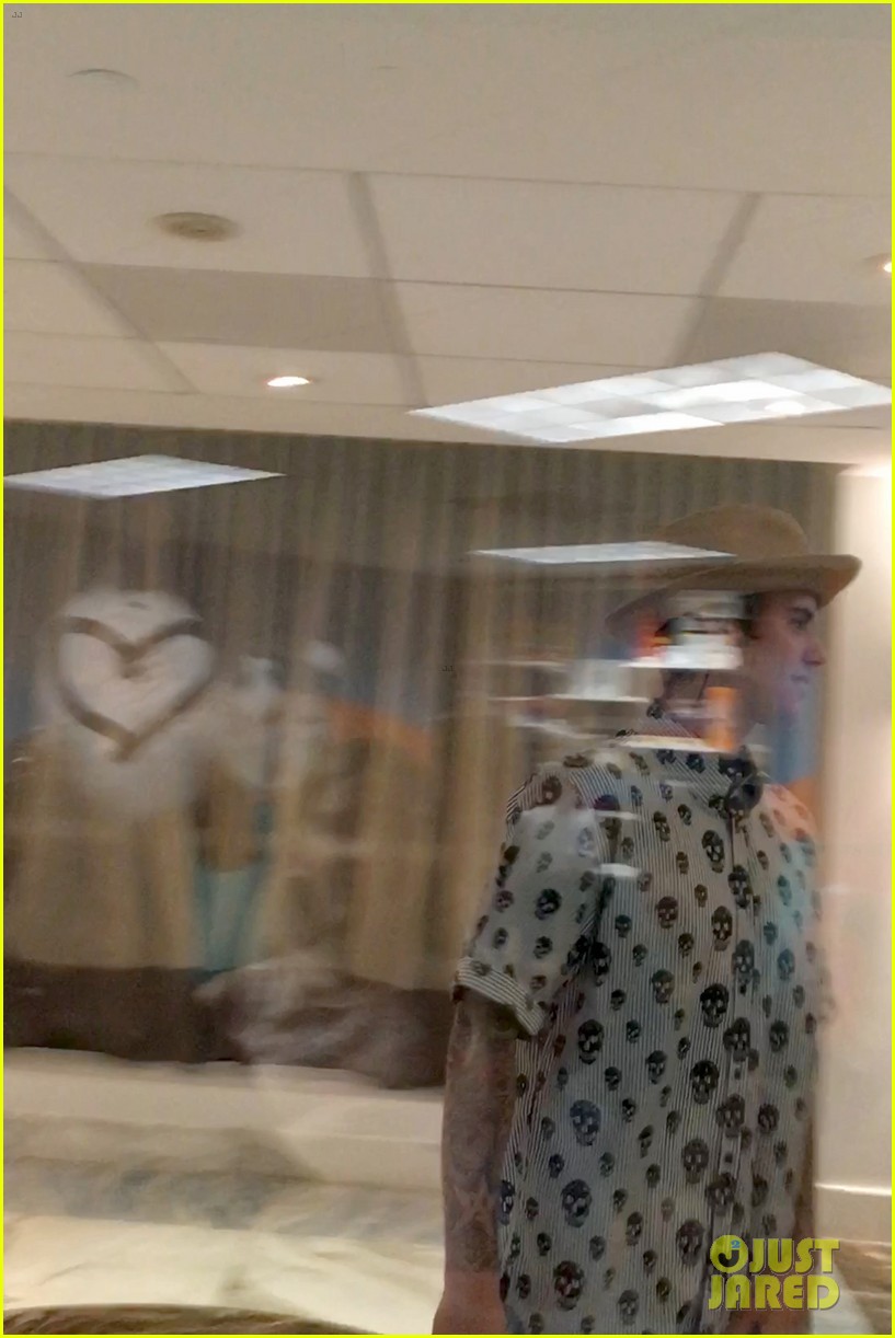 justin bieber makes funny faces for kids at a day care 11