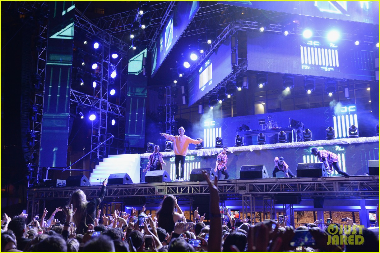justin bieber performs new years eve show in miami 02