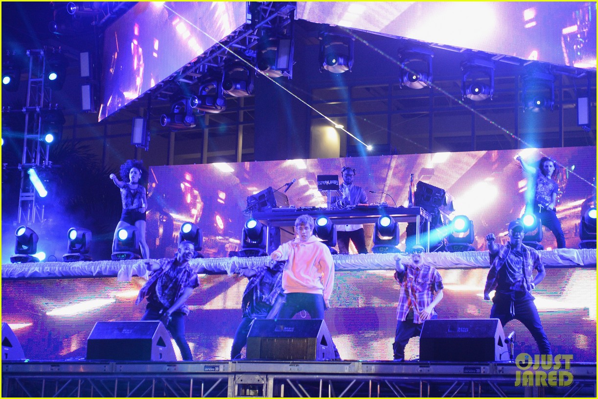 justin bieber performs new years eve show in miami 08