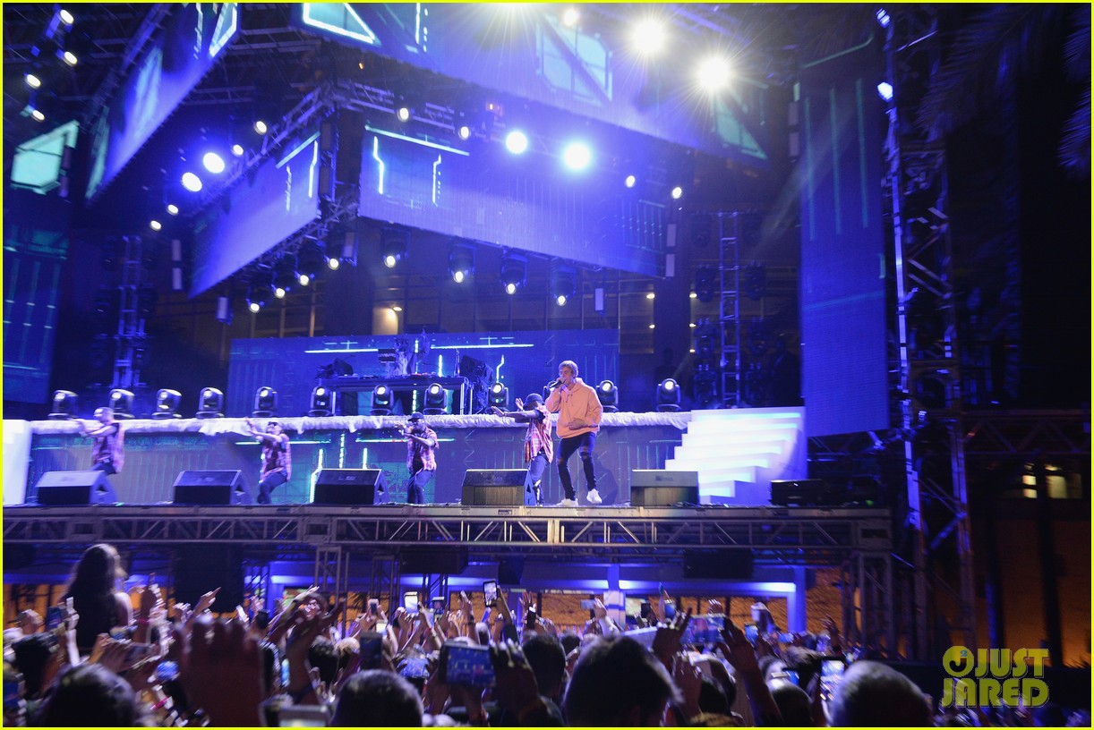 justin bieber performs new years eve show in miami 14
